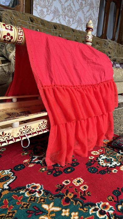 Yangi beshik matras yopinchiglari bor o'gil va qiz bolaga