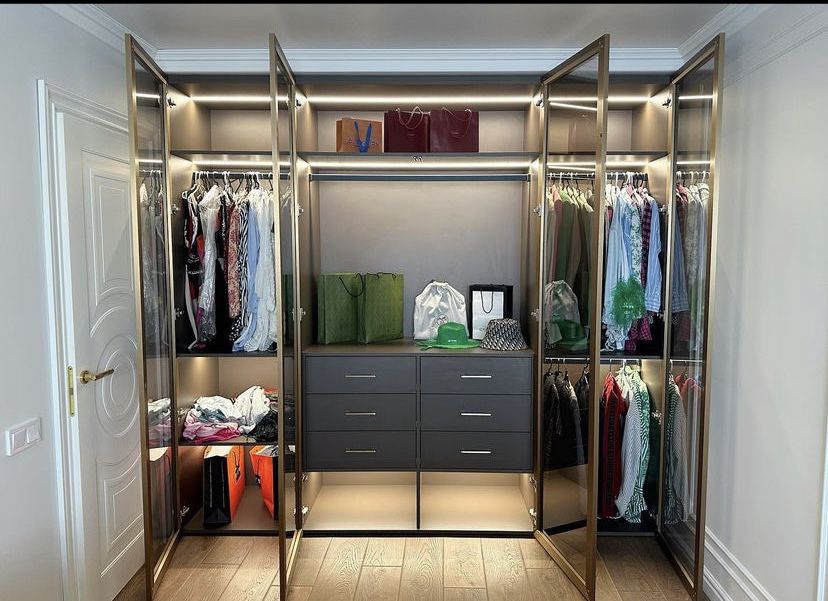 Современный шкаф в гардеробную