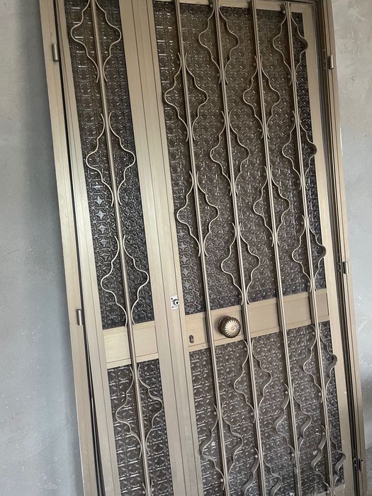 Usa de exterior  din aluminiu si sticla