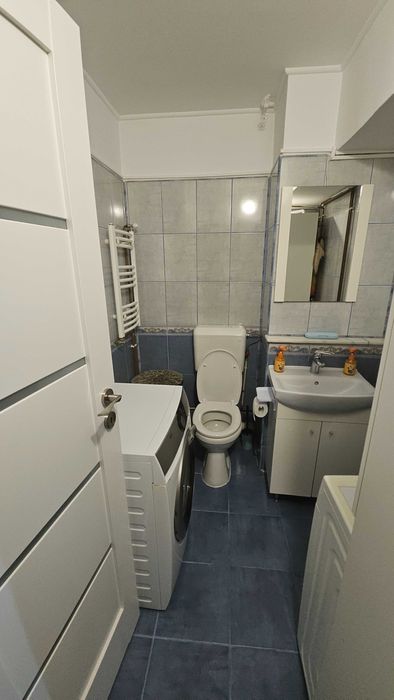 Vand apartament spatios 4 camere Noua