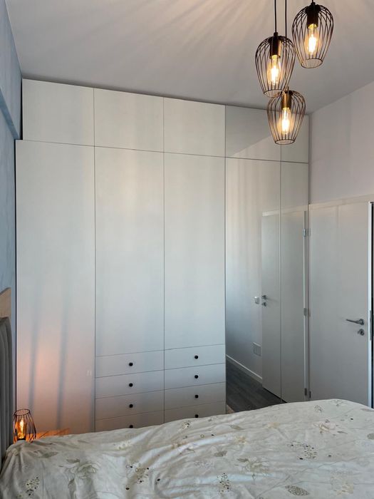 Ofer spre inchiriere apartament cu 3 camere cu loc de parcare