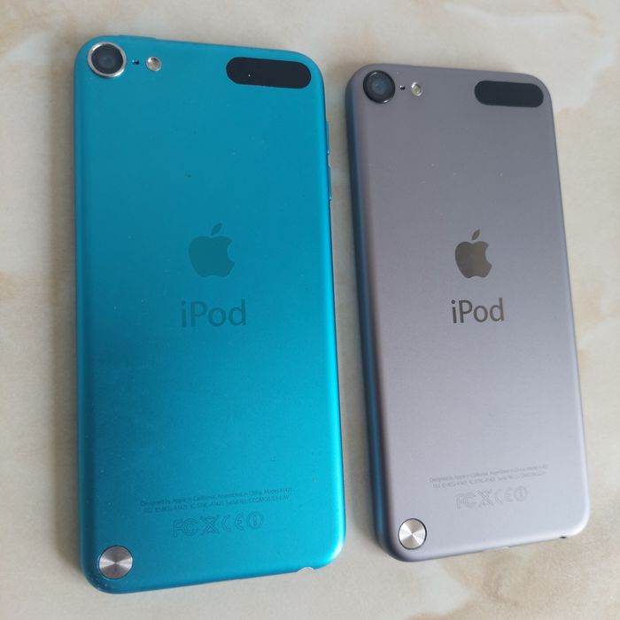 Vând două iPod uri Touch 5 + o husă + o cutie (de piese) //poze reale