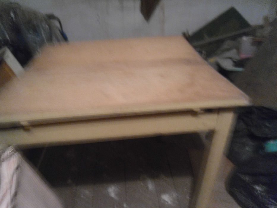 Дървена разтегателна маса  и шкафче за обувки