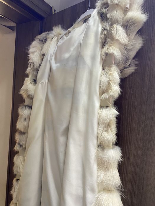 Vesta blana naturală cu glugă