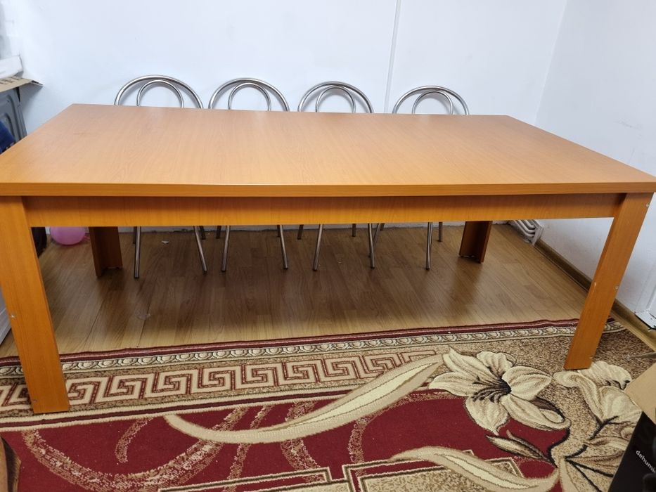 Masa masiva cu 4 scaune!