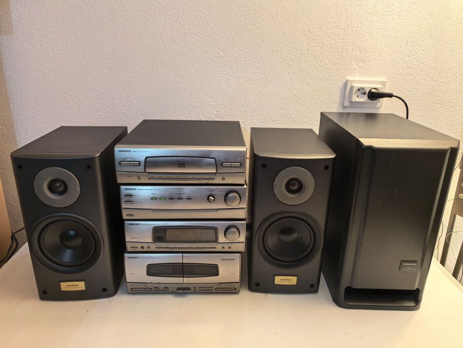 Sistem audio Onkyo cd, tuner, deck si doua amplificatoare subwoofer