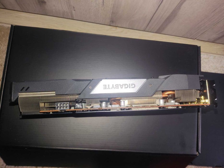 Продавам перфектна видеокарта Gigabyte RX 5700 8gb