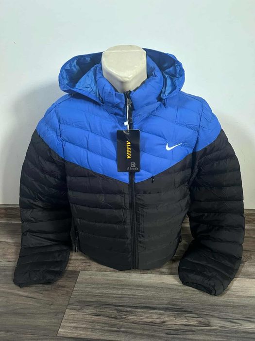 Geacă bărbătească 
Emblemă cusută 
Mărimi M , L , Xl , Xxl , 3xl
Preț