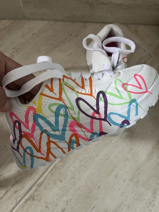 Sketchers numarul 27