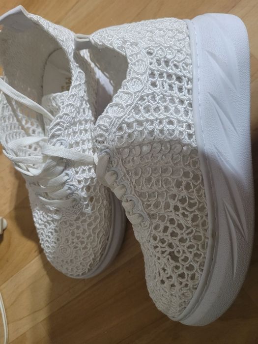Бели спортни дамски обувки