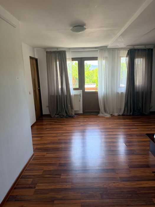 Inchiriez apartamnt intr o vila