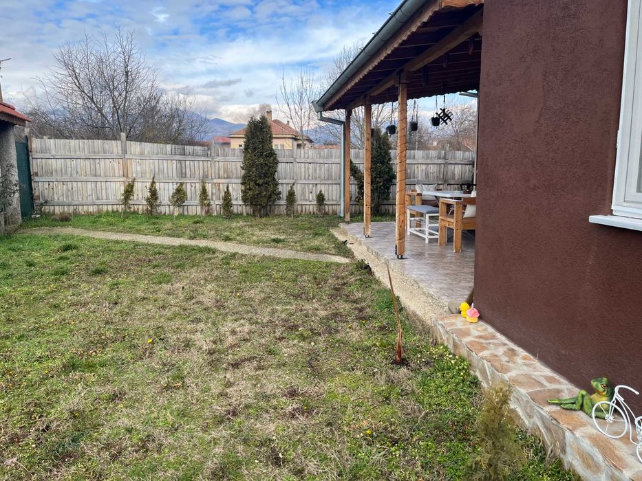 Продава се нова къща в близко до Казанлък село