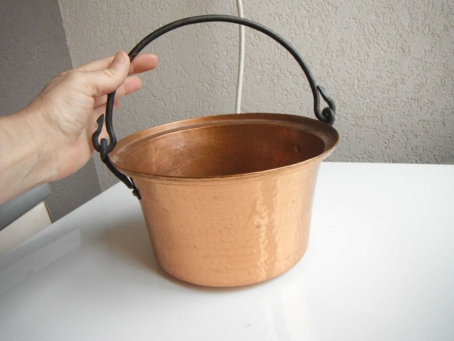 Голямо медно котле и чайник от мед с дървена дръжка