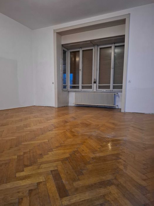 Inchiriez apartament 2 camere  central piata 700
