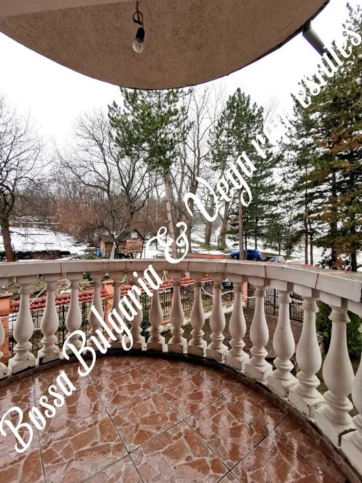 Двуетажна , тухлена къща - Арбанашко плато