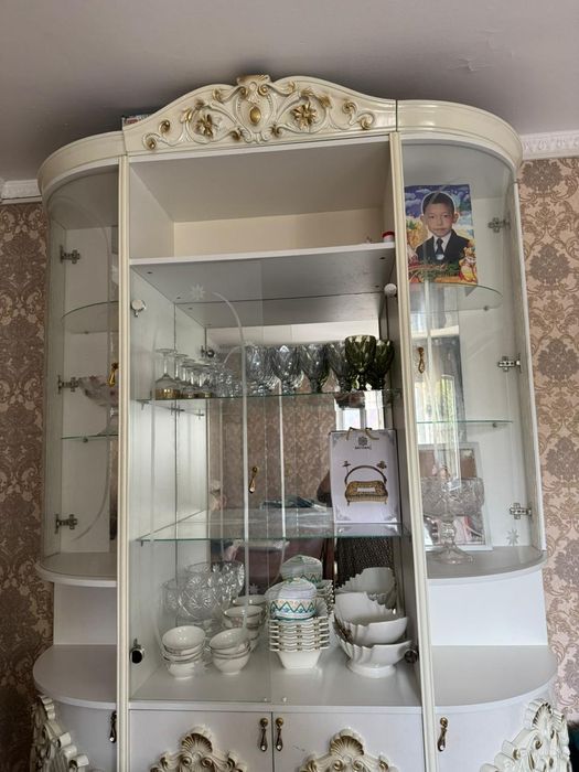 Продам шкаф сервант