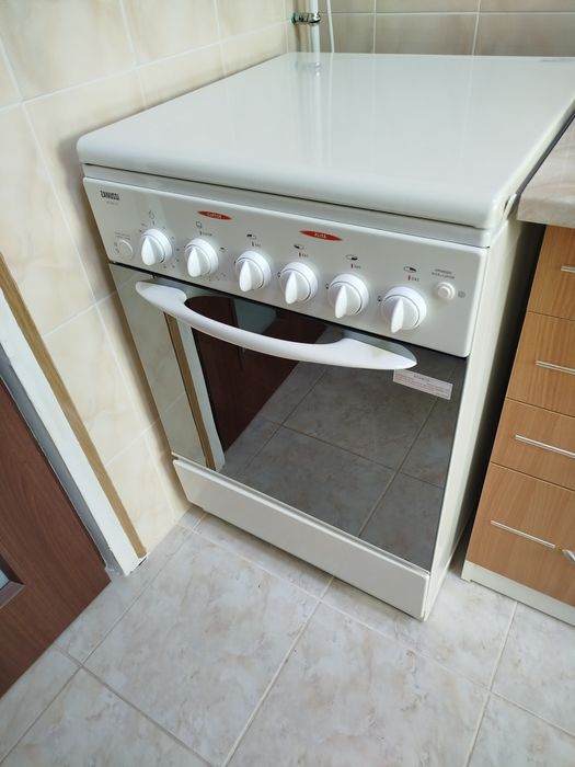 Argaz cu patro- ochiuri Zanussi no