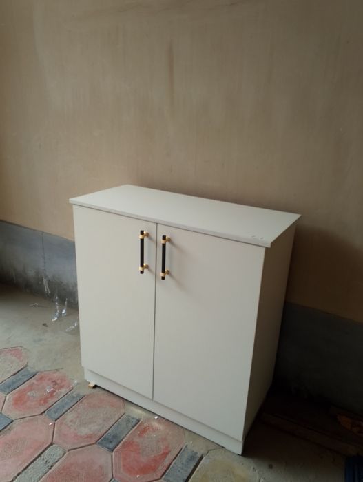 Oyoq kiyim va boshqa narsalar uchun shkafcha