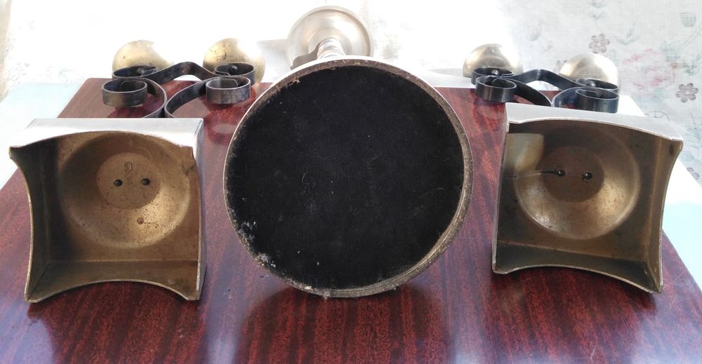 Подсвечники металлические.