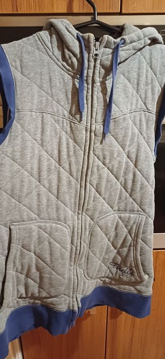 Vand vesta dama marimea M in stare buna cumparata din magazinul Intersport