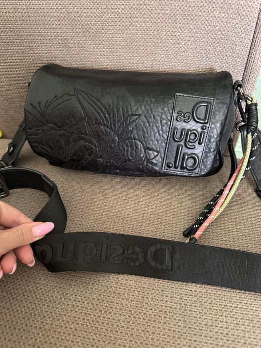 Черна малка чанта Desigual