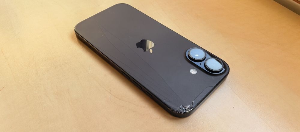 Apple IPhone 16 Black_128GB_Spate Spart / Display Defect_ Functional 10/10 _ 99% Baterie / 146 cicluri