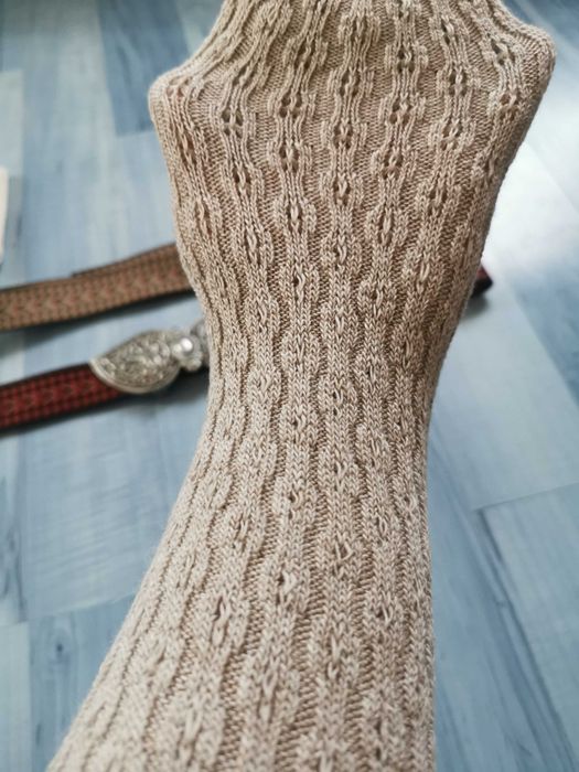 Пафти с колан, плетени дамски чорапи и памучна дантела, допълнение към народна носия