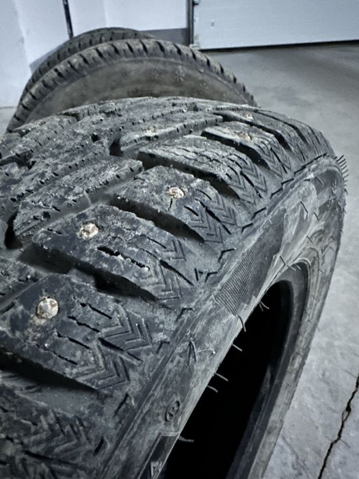 Продам зимние шипованные шины