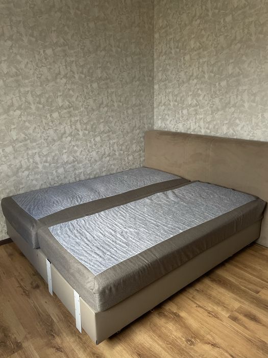 Продается двуспальная кровать с матрасом