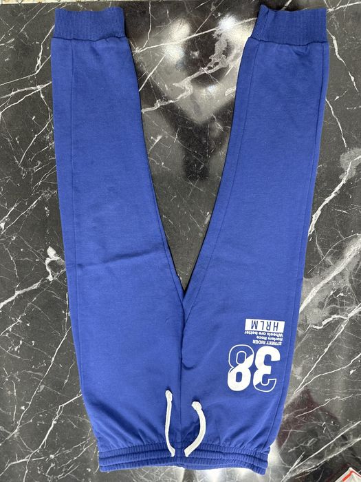 Трикотажные спортивные штаны на резинке со шнурком.