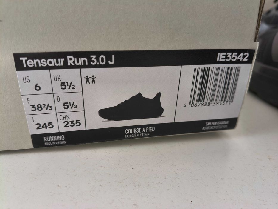 Продавам дамски маратонки Адидас