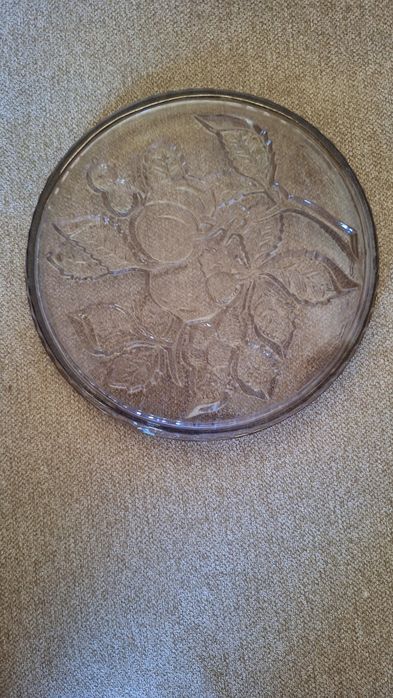 Продавам нови  стъклени декоративни чинии и фруктиера