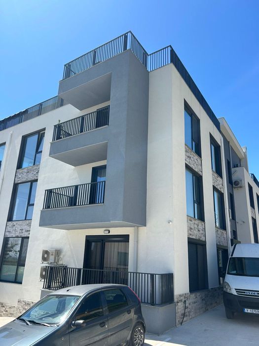 Дава се под наем Тристаен апартамент в Варна, м-т Сотира - 65 кв.м за 765 € - Снимка #1