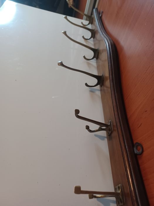 Стара ретро закачалка за стена. Орех и месинг.