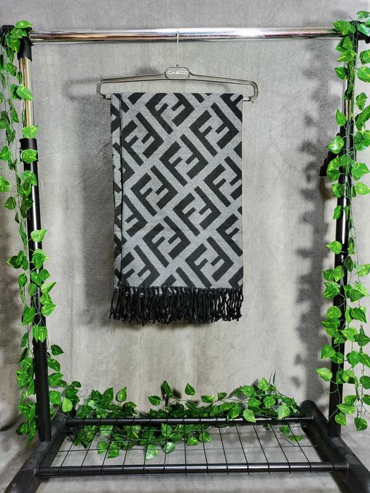 Fular Fendi coloare gri