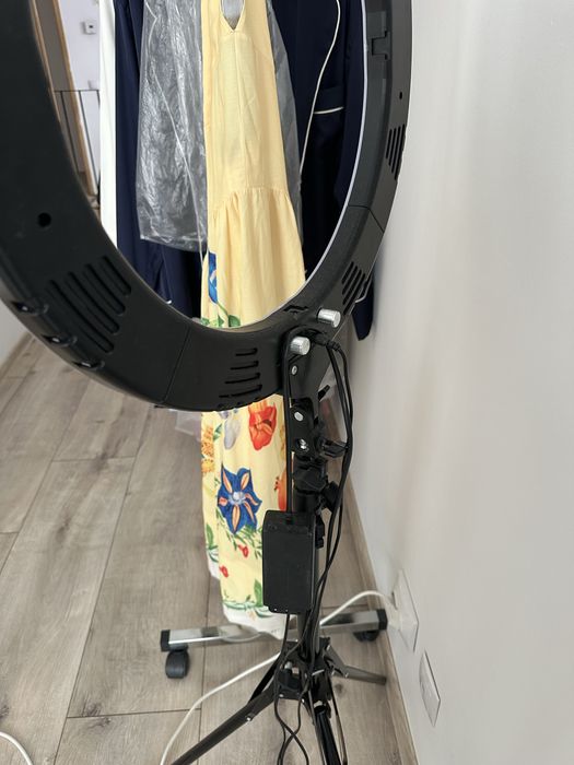 Ringlight aproape nou, cu husa inclusa, lumina, calda neutra si rece