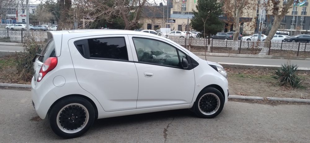 Спарк автомашинаси сотилади.