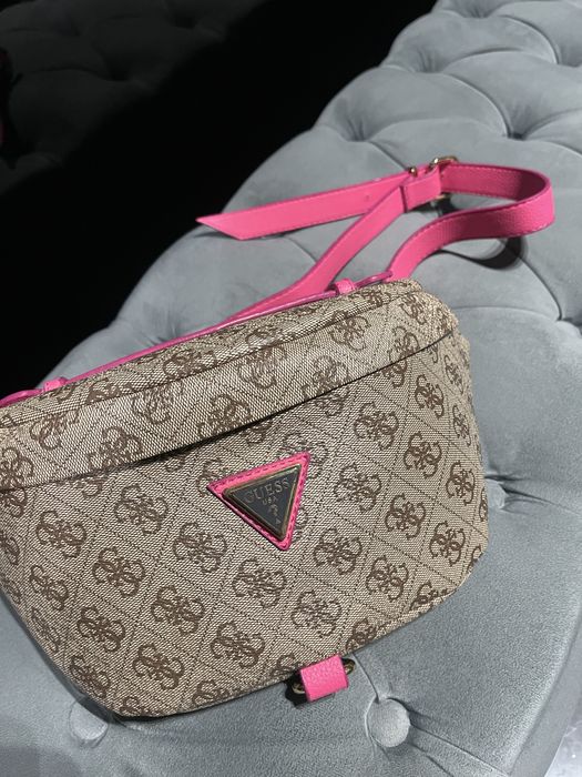 Чанта банан Guess