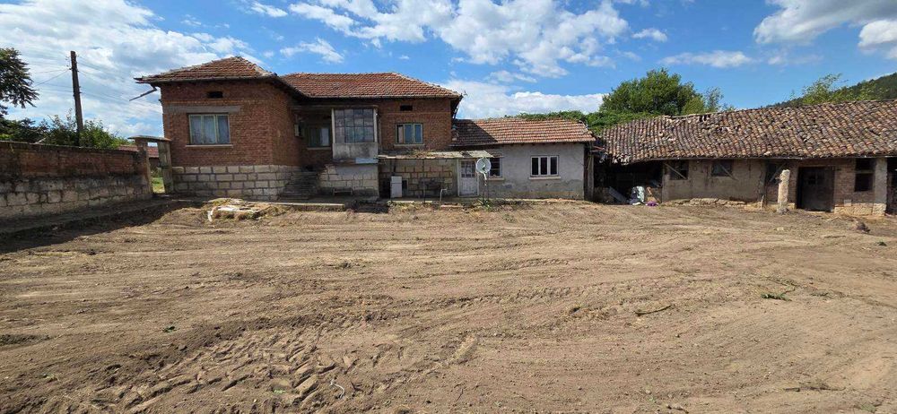 Къща с жилищна пристройка, равен двор и стопански постройки в с. Острица