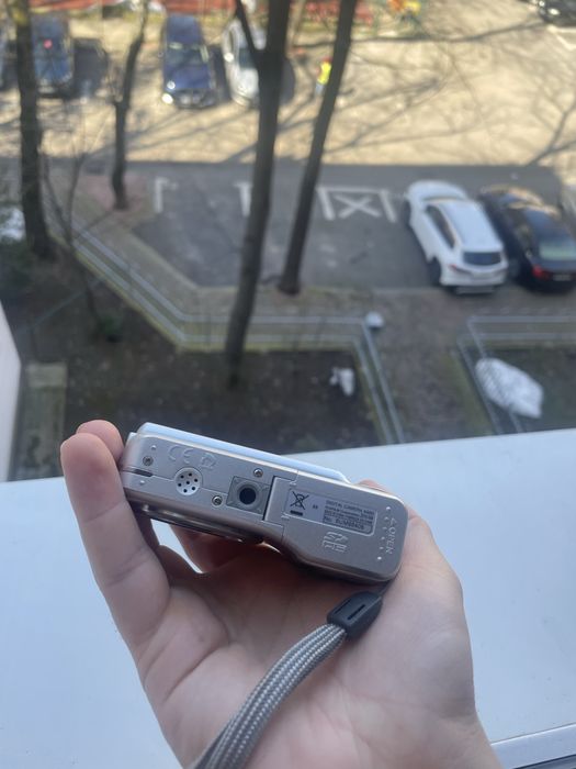 Vând aparat foto compact Fujifilm de 8.1 mp poze/filmare hd