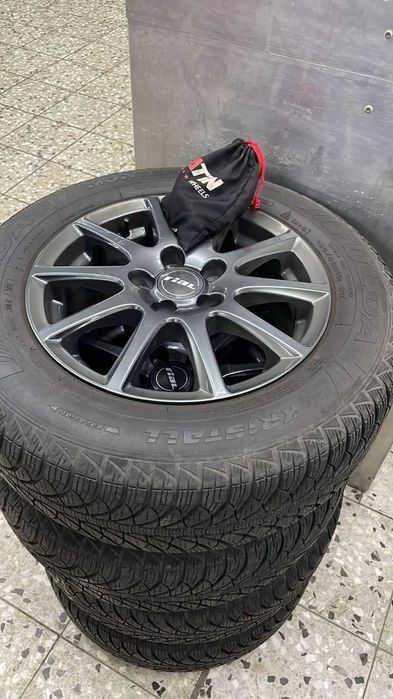 Продавам лети джанти 15" със зимни гуми от Тойота.
