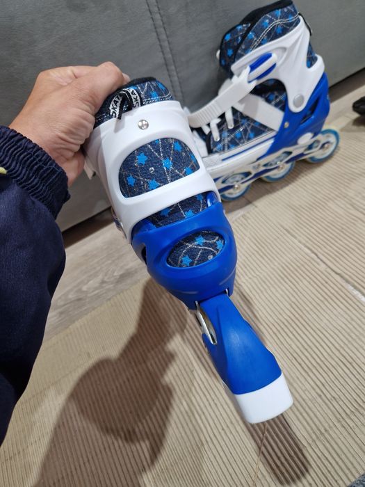 Тъмно сини ролери