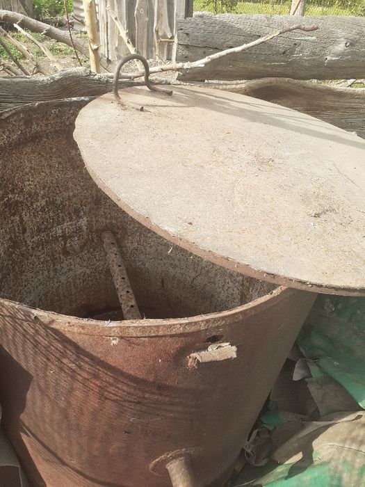 Железные бочки для зерна