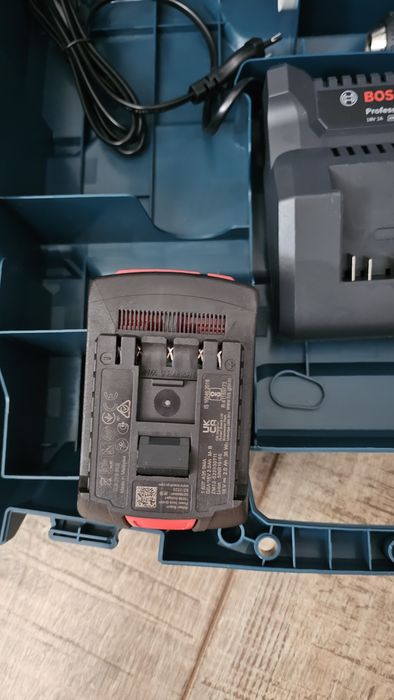 Masina de gaurit si insurubat (bormasina) pe acumulator Bosch