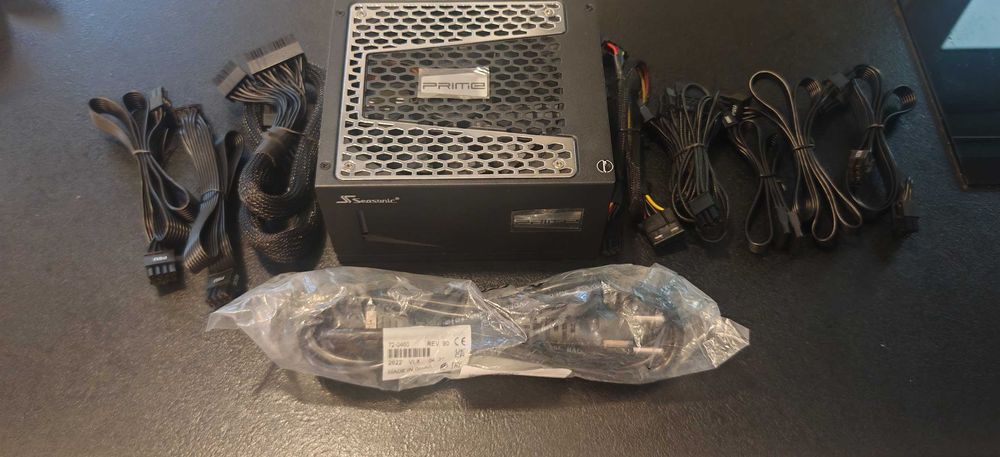 Продавам в перфектно състояние захранване 1300Watt Seasonic Prime GX1300 80+ Gold Full Modular