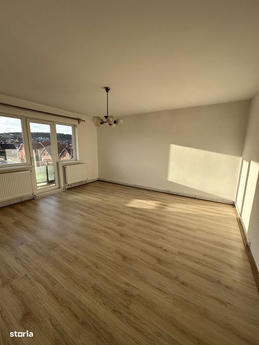 Apartament de 4 camere de vânzare, etaj 3