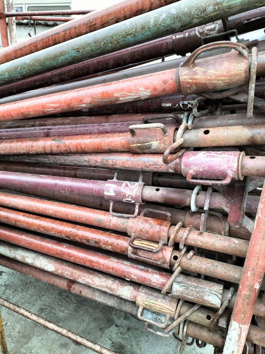 De închiriat popici metalici