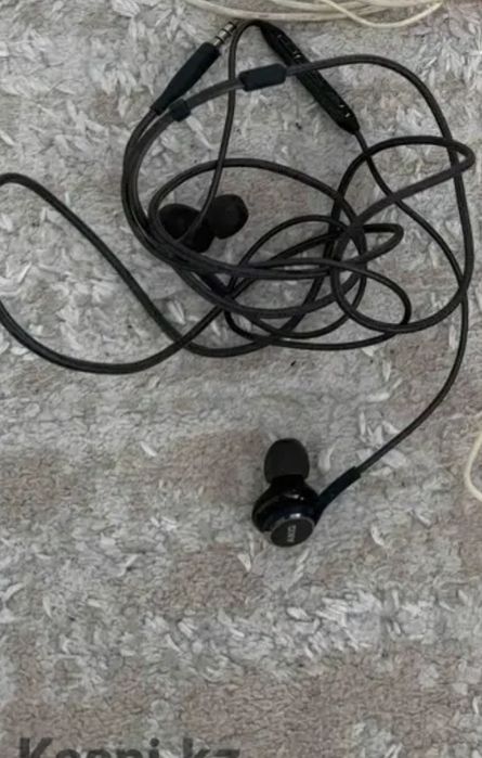 Продам наушники проводные samsung AKG