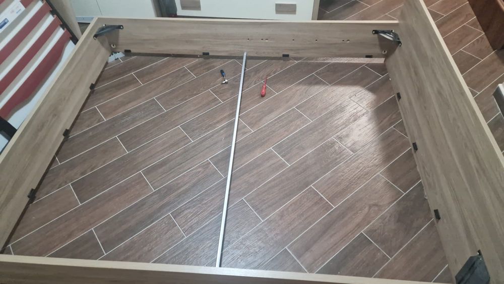 Pat matrimonial cu somiera rabatabila si noptiere