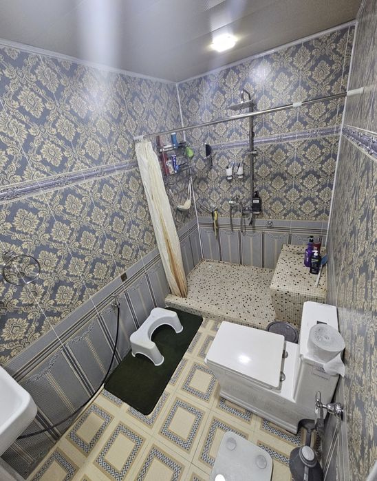 Кибрай тумани Узумзор маҳалласида  9,6 сотих 6 хонали уй сотилади.